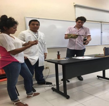 Integrantes del equipo realizando el experimento