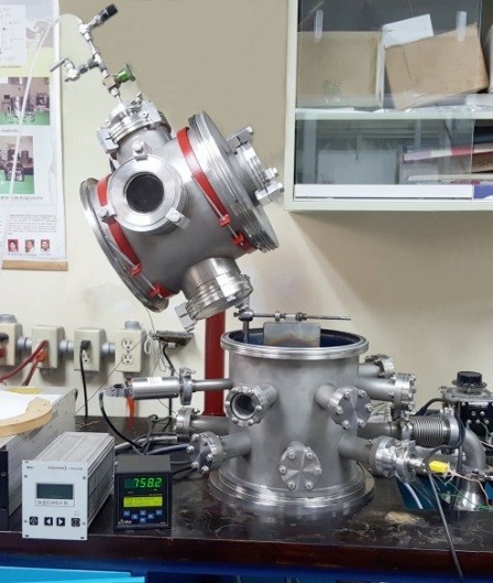 Sistema mecánico de elevación sosteniendo la sección superior de la cámara de vacío. Note la capacidad adicional de rotación del sistema de elevación.