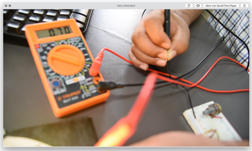 Muestra del consumo de energía del sistema de 0.7 amperios para los tres colores