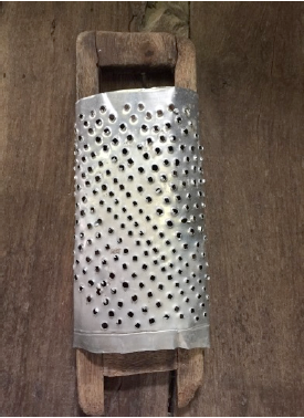  Ralador produzido a partir de lata de alum&iacute;nio e madeira por um produtor
artesanal