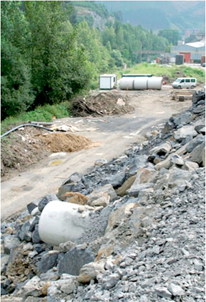 Obra p&uacute;blica que muestra la destrucci&oacute;n de los lugares en
donde vive la vid silvestre