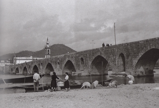 Barcos &aacute;gua arriba junto a Ponte de Lima (munic&iacute;pio de Ponte de Lima)