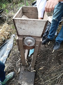 Figura 4.  Equipos construidos por los productores para el proceso de trilla del fr�jol. Cundinamarca, 2018Figure 4. Equipment built by producers for the bean treshing process. Cundinamarca, 2018