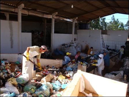 Resíduos descarregados por caminhão de coleta RSU e direcionados para a mesa de triagem (Wenceslau Braz/PR, março 2012).