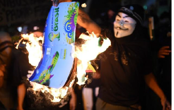 Manifestante quema bandera.