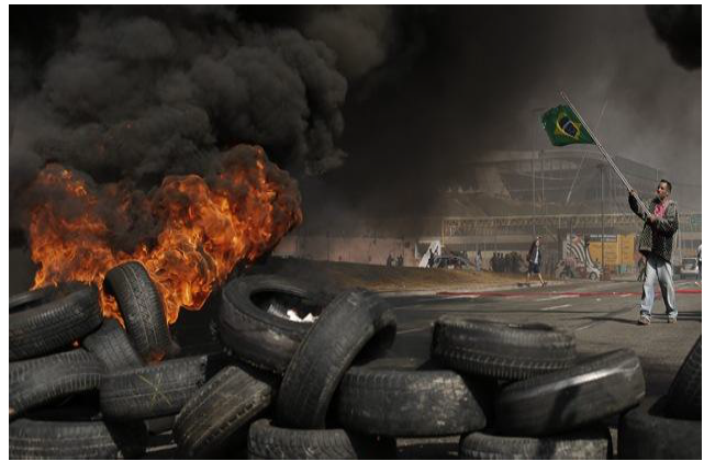 Neum&aacute;ticos quemados en la demostraci&oacute;n 