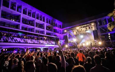 Fiesta en la zona de la piscina de Ibiza Rocks Hotel