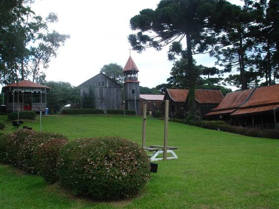 Réplicas no
Parque de Exposições da Festa da Uva