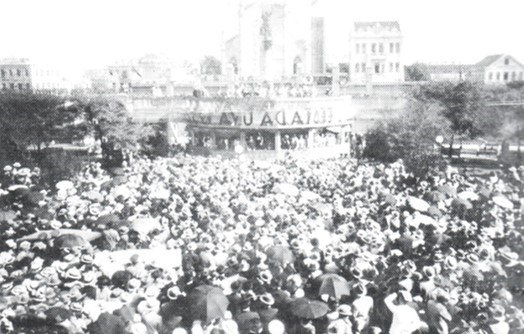 Comemorações da Festa da Uva, na praça Dante
Alighieri