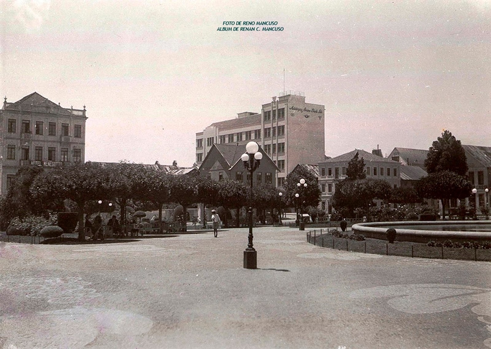 Praça Dante Alighieri com os passeios com
desenhos de cachos de uva