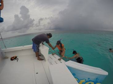 Recorrido
tur&iacute;stico subacu&aacute;tico en Cozumel