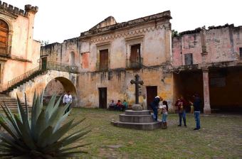 Visitantes retratándose en el Molino de Flores