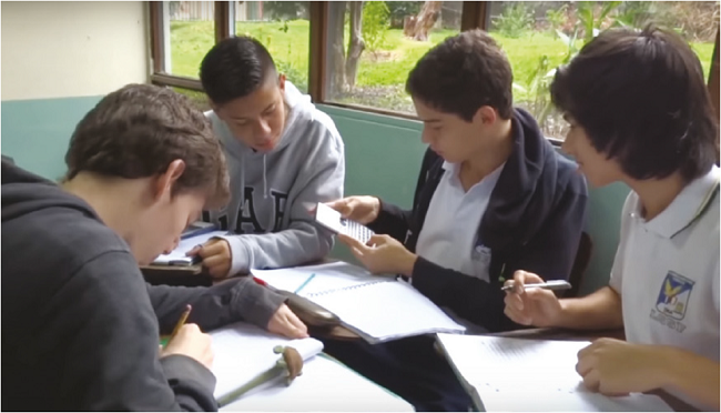 Estudiantes del Liceo Ing. Samuel Sáenz Flores, durante el trabajo estudiantil independiente