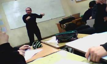 Fotograma que presentan los gestos del profesor.