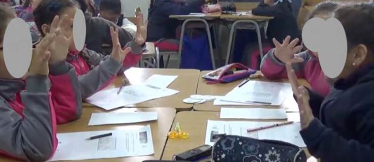 Uso de los dedos para representar los animales.