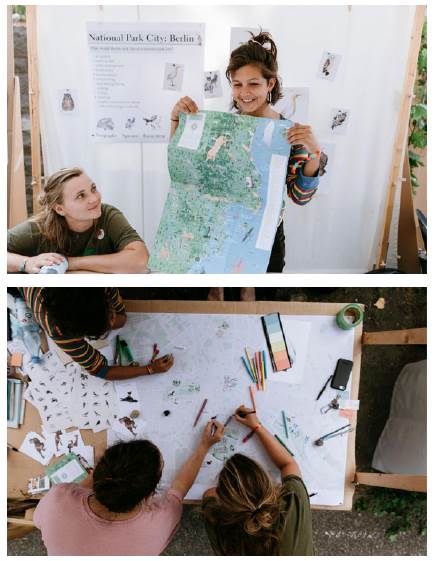 Members of the Wildnisstadt Berlin team explaining the project ' and mapping with a general audience (2020)