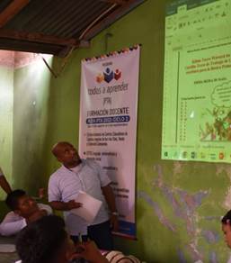 Socializaci&oacute;n de las cartillas con los docentes de lengua ember&aacute;