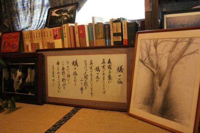 Libros, fotografas y caligrafa en el Gukakuan