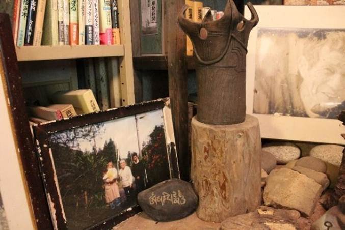 Piedras, cermicas y fotografas en el Gukakuan