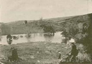Laguna de Fraijanes. Autor: Pr&oacute;spero Calder&oacute;n. Imagen de la Laguna de Fraijanes, reci&eacute;n formada luego del Terremoto de Fraijanes en diciembre de 1888, junto con otras 6 im&aacute;genes m&aacute;s fue publicada por primera vez en el n&deg;8, tomo 2, a&ntilde;o 2 del 25 de enero de 1889 de P&aacute;ginas Ilustradas. Abajo a la izquierda puede observarse la firma de Calder&oacute;n.