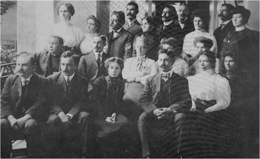 Personal docente del Colegio Superior de Se&ntilde;oritas. A&ntilde;o 1907, Fot&oacute;grafo desconocido Nota: en la segunda fila de atr&aacute;s hacia adelante y tercero de izquierda a derecha se puede observar a Pr&oacute;spero Calder&oacute;n, profesor de Caligraf&iacute;a y Dibujo; al centro, fila del medio sentada a Miss Marian Le Cappellain (Directora), junto a ella Jos&eacute; Fidel Trist&aacute;n Fern&aacute;ndez (Sub-Director) y junto a &eacute;l el Pbro. Francisco Z&uacute;&ntilde;iga. Primera fila de izquierda a derecha sentado, Jos&eacute; Joaqu&iacute;n Vargas Calvo (Profesor de Canto).