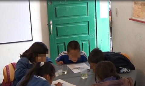 Grupo de trabajo de 2 grado en experiencia Conozcamos los lquidos