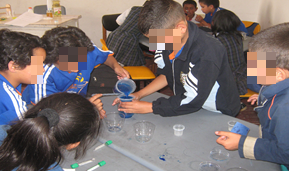 Estudiantes de 2 en grado en la experiencia Aprendamos mezclando