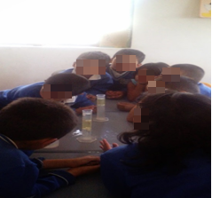 Grupo de estudiantes 2 grado en desarrollo de experiencia El curioso caso de la flotacin