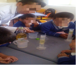 Grupo de estudiantes 2 grado en desarrollo de experiencia El curioso caso de la flotacin