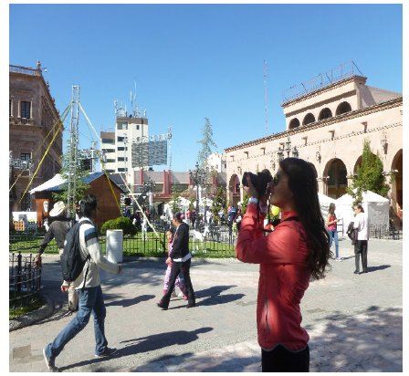 Usuarios en otoño utilizando los espacios en la plaza.