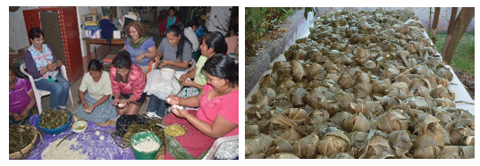 Mujeres
  haciendo &ldquo;corundas&rdquo; platillo tradicional pur&eacute;pecha al interior de la cocina
  de vivienda pur&eacute;pecha.