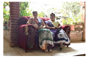 Mujeres
  disfrutando la tarde al interior del corredor porticado de vivienda pur&eacute;pecha.