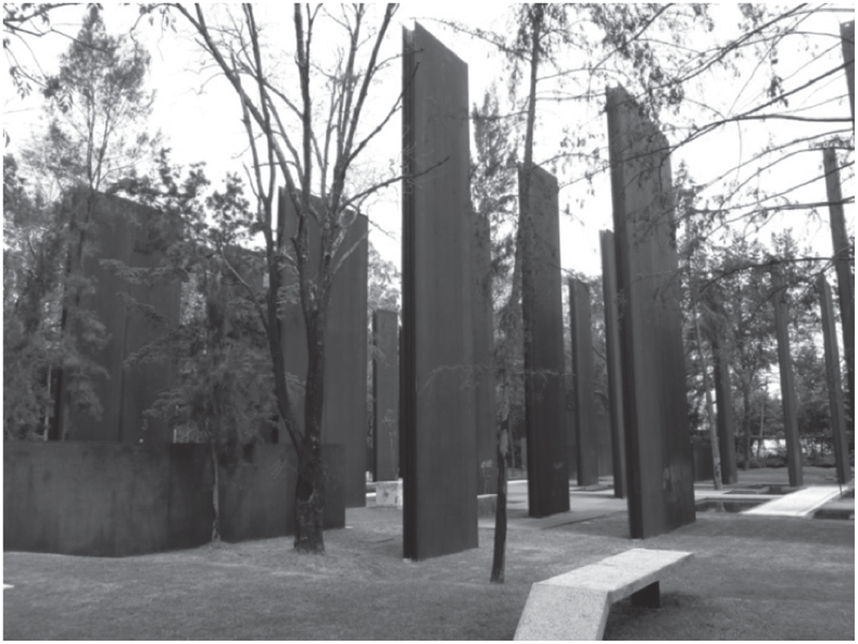 Memorial a las
víctimas de la violencia (2013), placa de acero, Bosque de Chapultepec, Ciudad
de México, grafiti en los planos escultóricos.