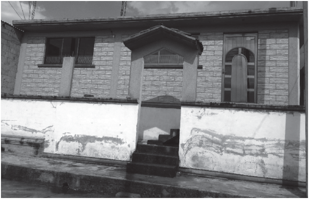 Uso de
aluminio dorado para marcos de puertas y ventanas.