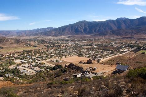 Figura 2. El Porvenir, Valle de Guadalupe, Baja California y paisaje de chaparrales.