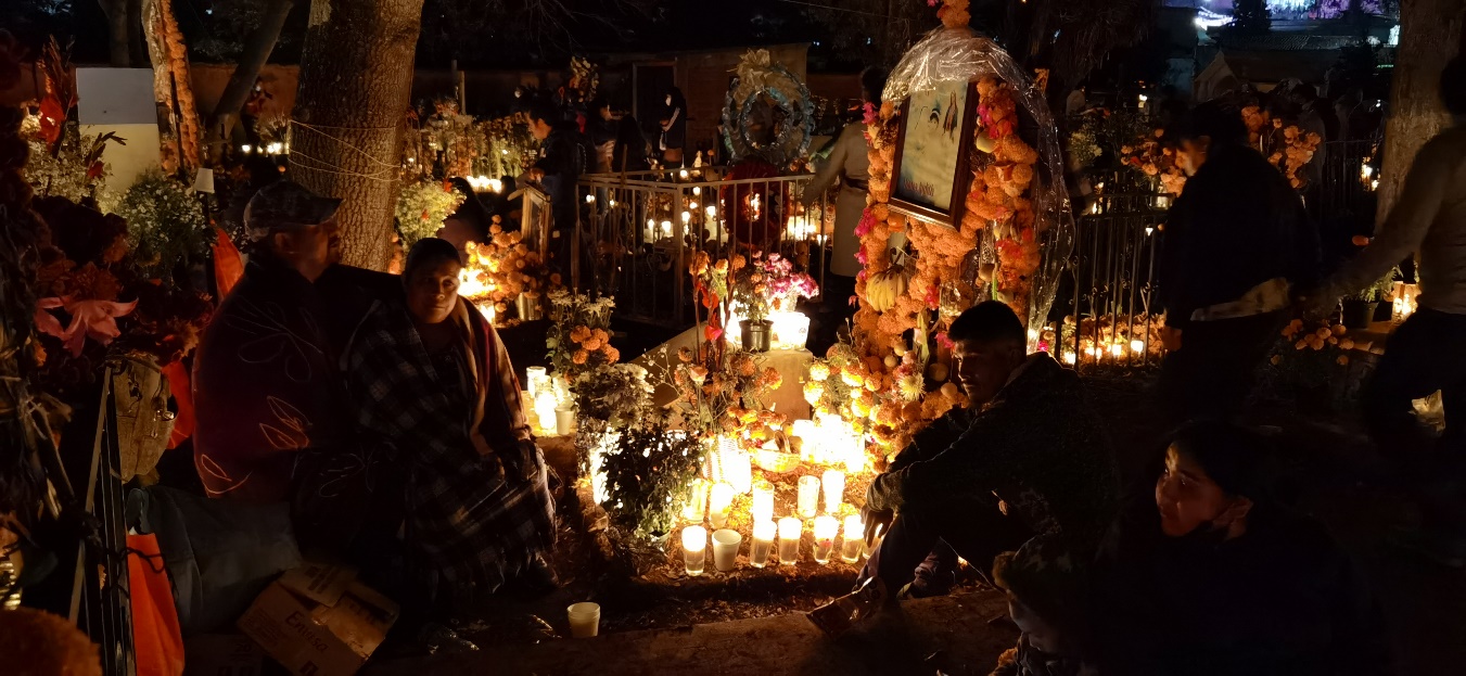 Figura 2. Velacin en el cementerio.