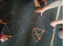 Con cuerdas y nudos para representar v&eacute;rtices y lados.