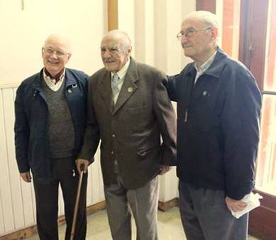 El Sr José Ibáñez, uno de los primeros miembros del personal no docente, en compañía de los ingenieros Pedro E. Boletta y Lucas D. Roic, en ocasión del homenaje a la Casa del Maestro en el 59 aniversario de la creación de la carrera de Ingeniería Forestal