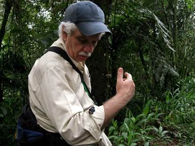 Gustavo en el Santuario de Fauna y Flora Ot&uacute;n-Quimbaya, durante una salida de campo con estudiantes de la Pontificia Universidad Javeriana, Cali (Foto: Felipe Mu&ntilde;oz Calder&oacute;n).