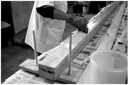 Aplicaci&oacute;n del pegante ep&oacute;xico. 