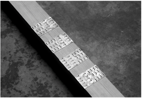 Viga de madera laminada Glulam reforzada con pletinas met&aacute;licas dentadas. 