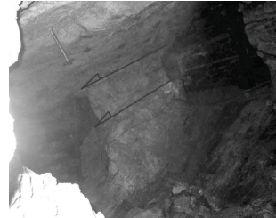 estructuras débiles naturales preexistentes que pueden inducir deslizamientodebido al desconfinamiento y a superación de laresistencia al cortante de las discontinuidades. En la estructura del pilar no se evidencian fracturas verticales o diagonales que pudieran indicar falla por compresión o por cortante a través del cuerpo de roca. El grado de oxidación de los minerales es incipiente. La posibilidad de reemplazo de pilarescon otros materiales es una opción por evaluar. El Bagre, Antioquia.