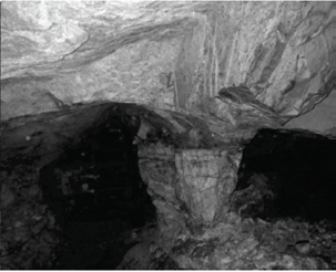Pilar que muestra fracturas axiales y laterales inclusive en el núcleo del pilar (deterioromecánico) y oxidación (deterioro químico), la inestabilidad se observa continuar a través de las fracturas paralelas, en rumbo y buzamiento, a la veta cuarzosa principal. El proceso se manifiesta en desprendimientos de bloques e indicios de spalling o lajamiento a media altura, proceso que es típico de un estado medio o avanzado de falla. El Bagre, Antioquia.