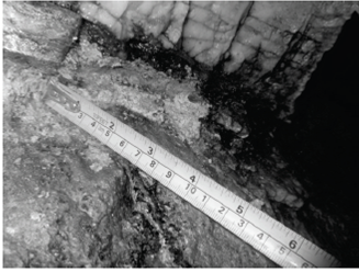 Salbanda en la base del pilar; dependiendo del tipo y espesor de este material blando, puede ser importante para la estabilidad, siendo necesaria su caracterización de resistencia y deformación según los métodode la mecánica de suelos. El Bagre, Antioquia.