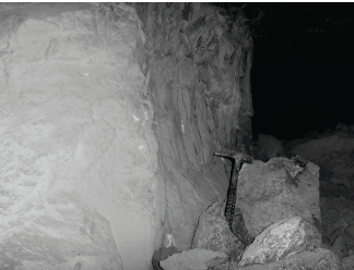 Pilar mostrando falla por esfuerzos inducidos progresivos originando lajamiento lateral o spalling, Batolito de Segovia, Antioquia.