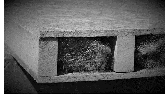 Fibra de coco en muro de madera.