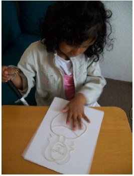 Niña (ciega adquirida) participante en las pruebas de los materiales