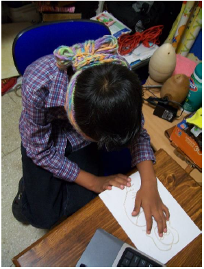 Niño (normovisual) participante en las pruebas de los materiales