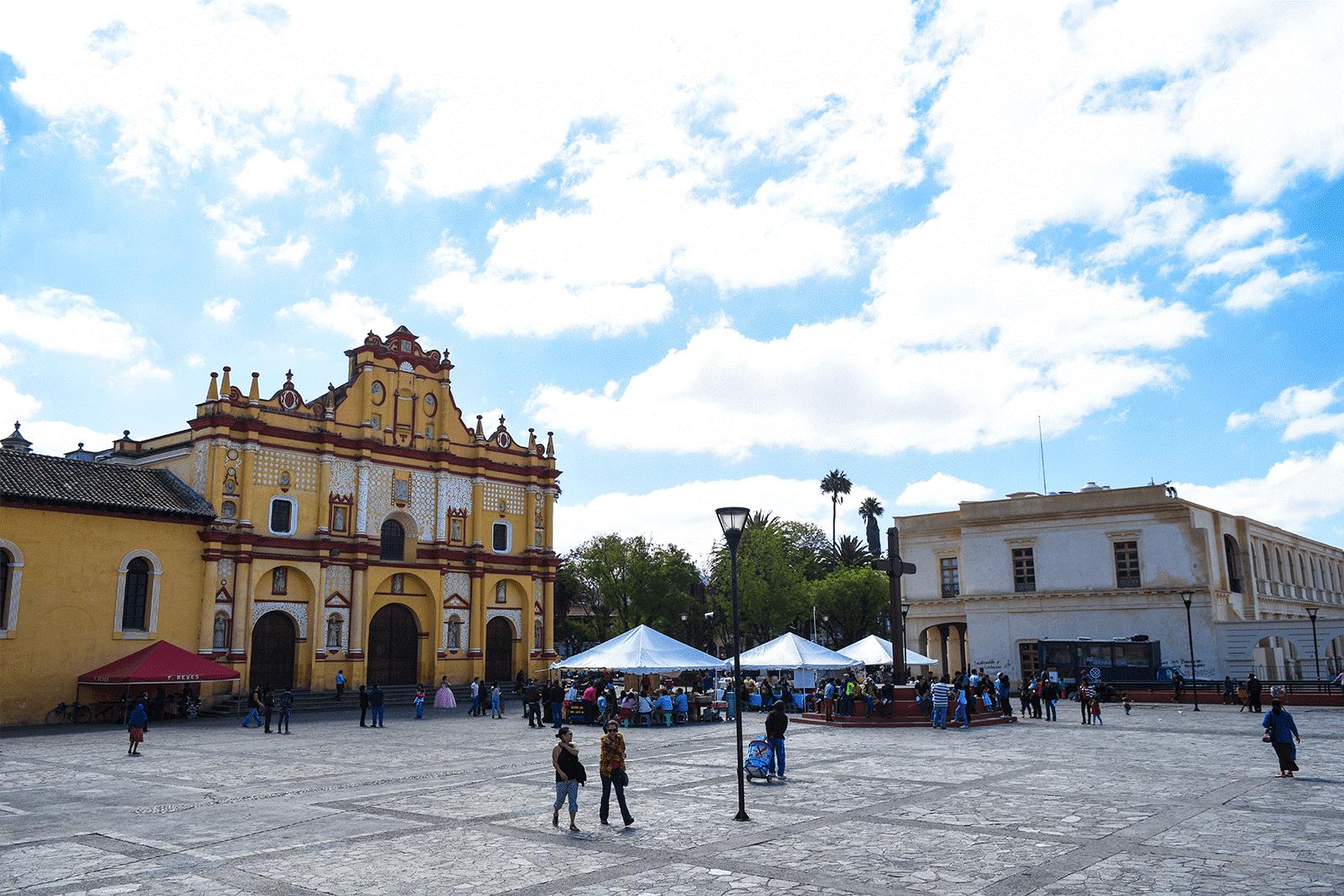 Plaza de La Paz, con sus elementos arquitect&oacute;nicos: la catedral y el Museo de la Ciudad