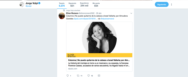 Captura de pantalla de un retweet de Jorge Volpi. En la imagen se aprecia la publicaci&oacute;n que comparte el escritor sobre una rese&ntilde;a de Almudena Grandes, acerca de Una novela criminal, de la autor&iacute;a de Volpi